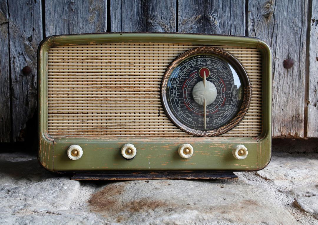 Vintage radio lautaseinää vasten